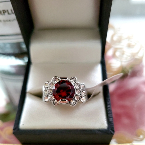 Jewelry - Elegant ruby ring
